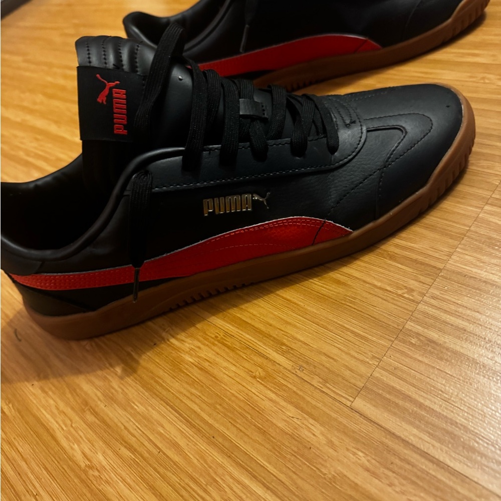 Puma Men's Black and Red Sneakers with Brown Sole